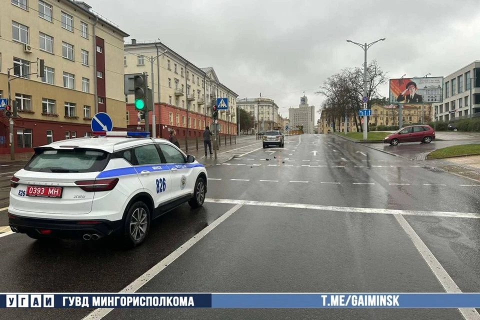 В Минске водитель Volkswagen отвлекся от управления и сбил девушку на переходе. Фото: телеграм-канал УГАИ ГУВД Мингорисполкома