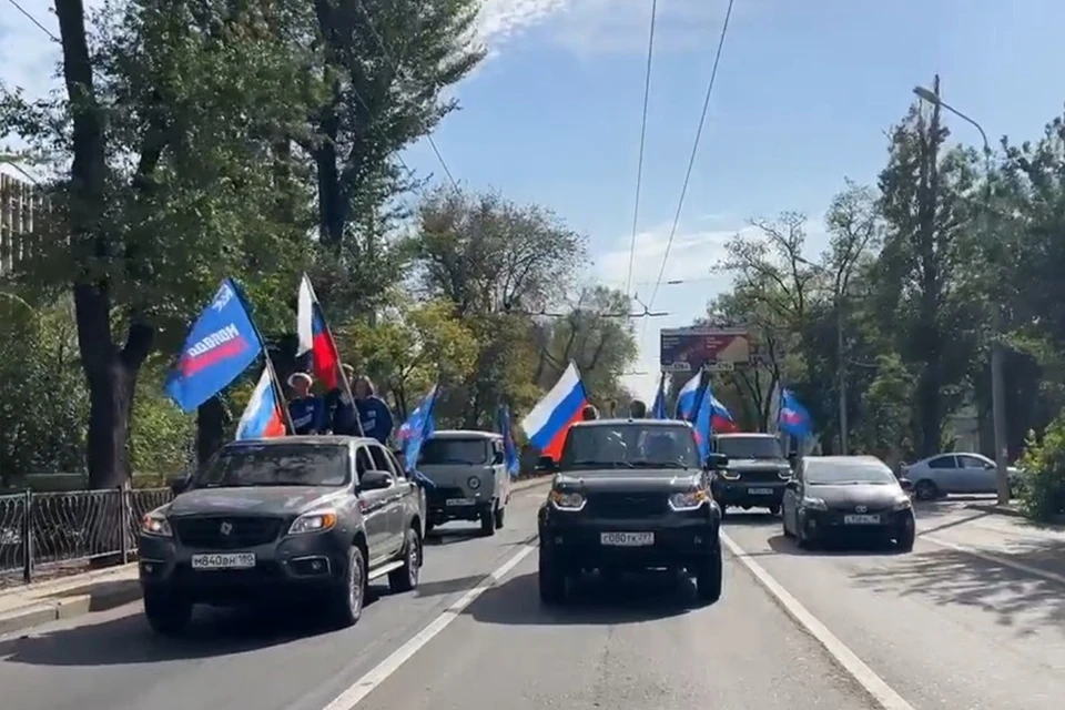 Молодежь устроила автопробег в центре Донецка в день рождения Владимира Путина. Фото: МГЕР ДНР