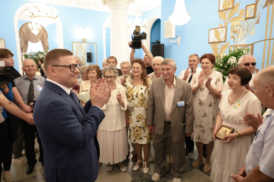 С просьбой награждать семьи в юбилейные даты к Алексею Текслеру обратились дети и внуки таких пар. Фото: пресс-служба губернатора