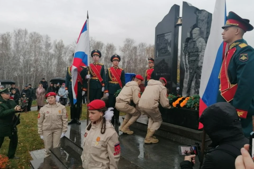 В Новосибирске открыли памятную стелу погибшим бойцам СВО. Фото: Министерство региональной политики Новосибирской области