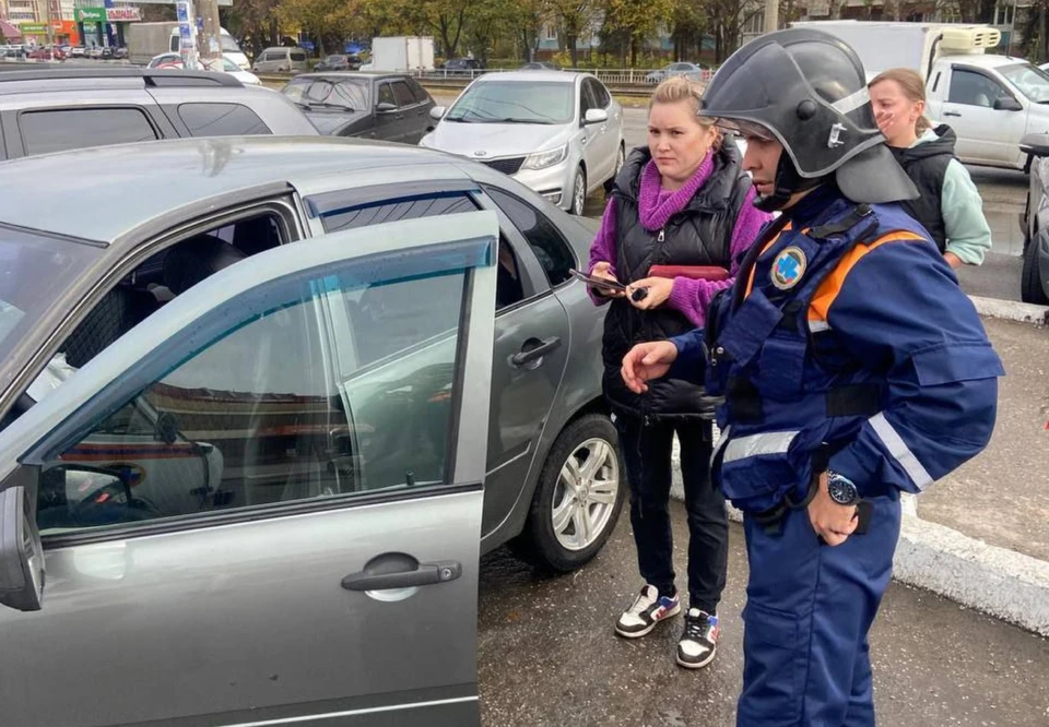 В Ульяновске спасатели разблокировали машину и передали маме годовалого малыша | ФОТО: Управления гражданской защиты Ульяновска