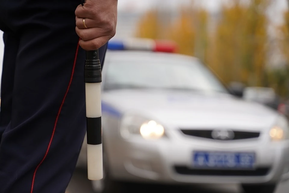 Неуправляемый грузовик повредил световые опоры и «Тойоту» в Магадане