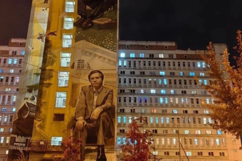 Мурал с Вампиловым и Распутиным появился на фасаде общежития в Иркутске. Фото: соцсети Культурного центра Александра Вампилова.