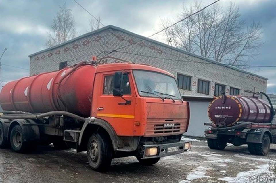 Людям приходится подвозить воду в цистернах. Фото: горадминистрация.