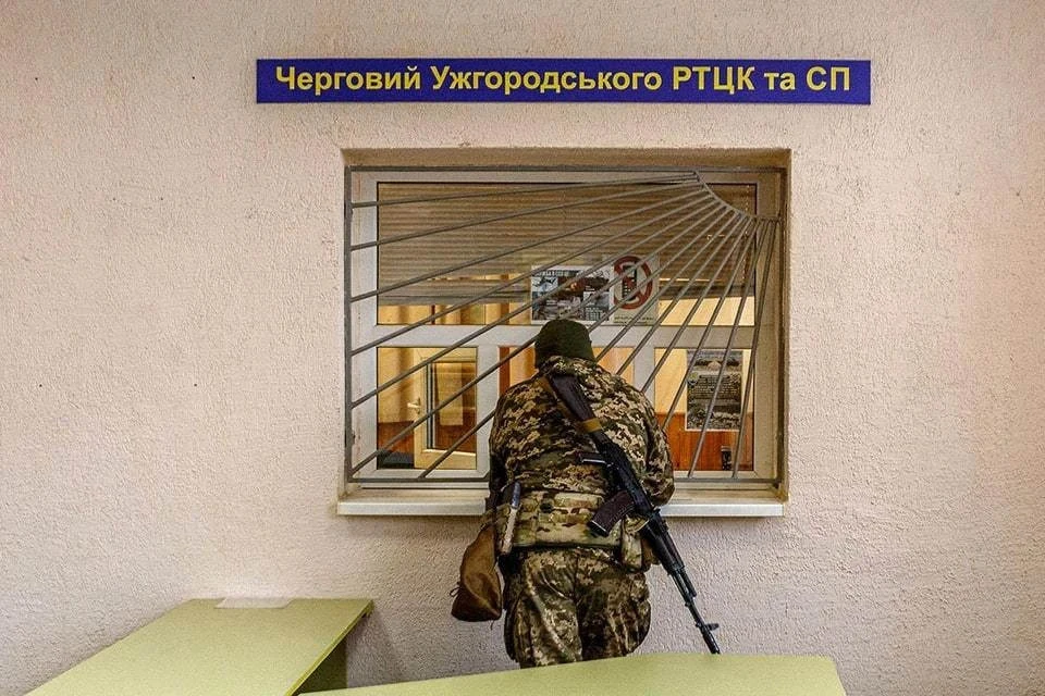 Издание Страна: Сотрудники военкоматов провели массовые рейды в украинских ТРЦ