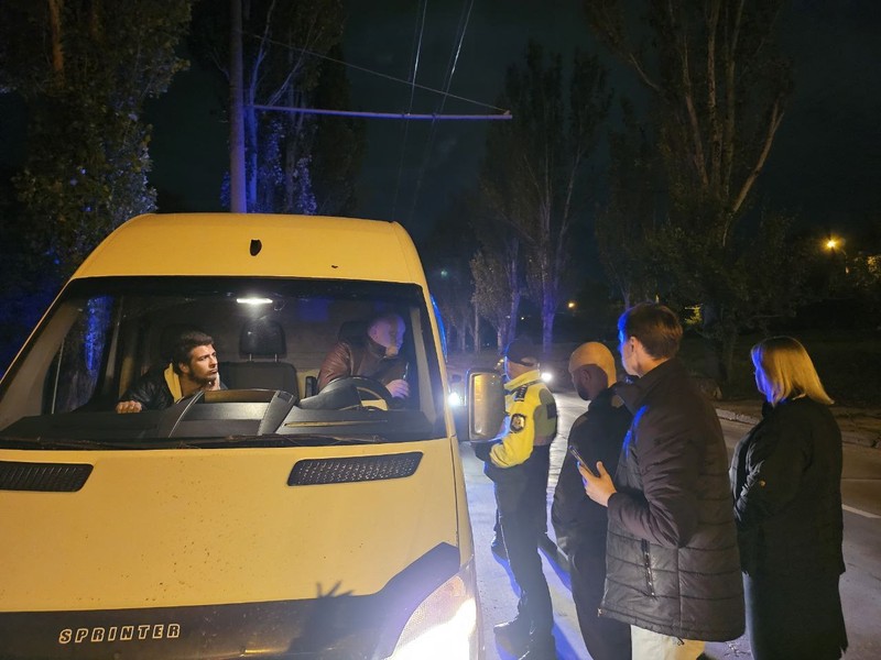 После длительных переговоров полиция отпустила микроавтобус. Фото: соцсети