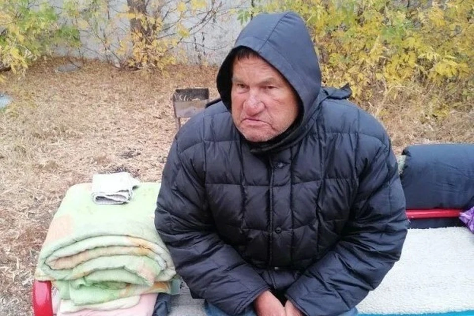 У мужчины есть проблемы со слухом
