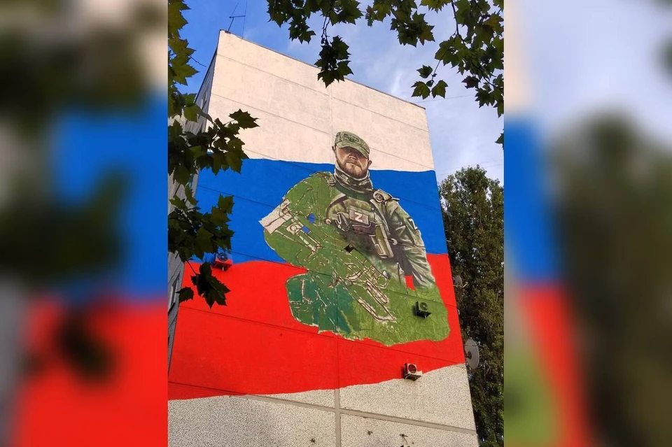 Мурал наносят на фасаде девятиэтажного дома по улице Тюляева Фото: благотворительный фонд «Добро и Дело»
