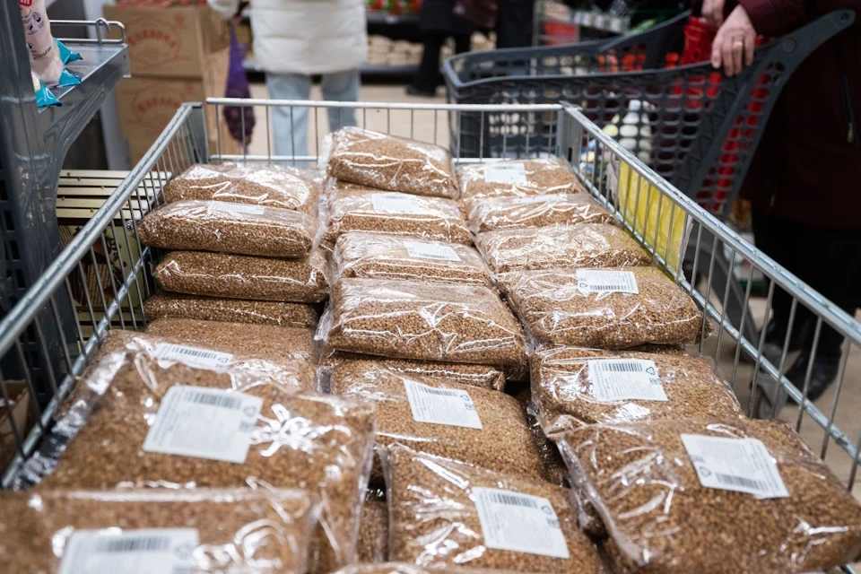 В зону СВО отправляют продукты с длительным скором годности, сладости, воду и средства гигиены