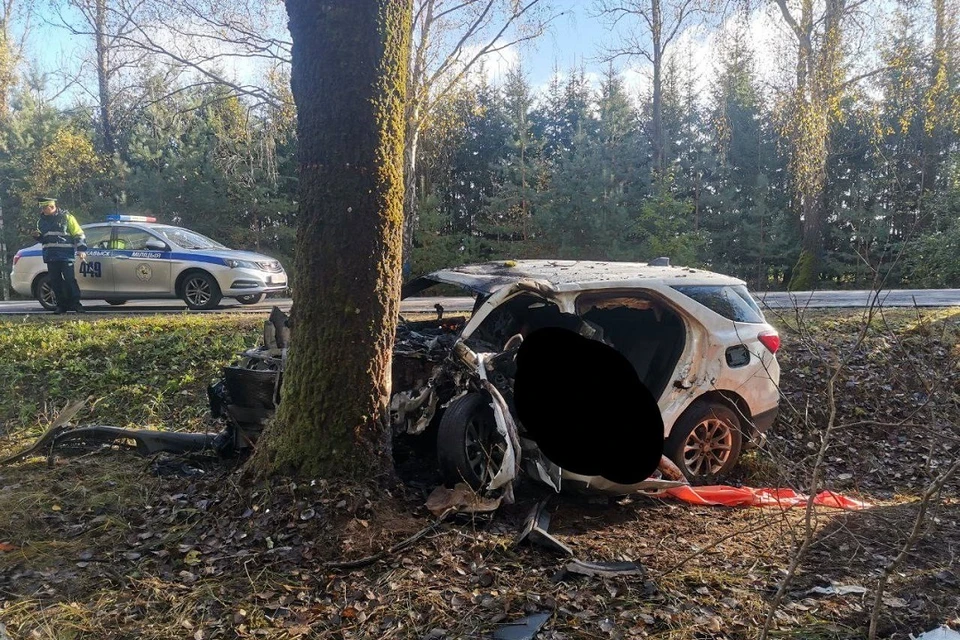 После аварии автомобиль загорелся, водитель погиб. Фото: УВД Гродненского облисполкома.