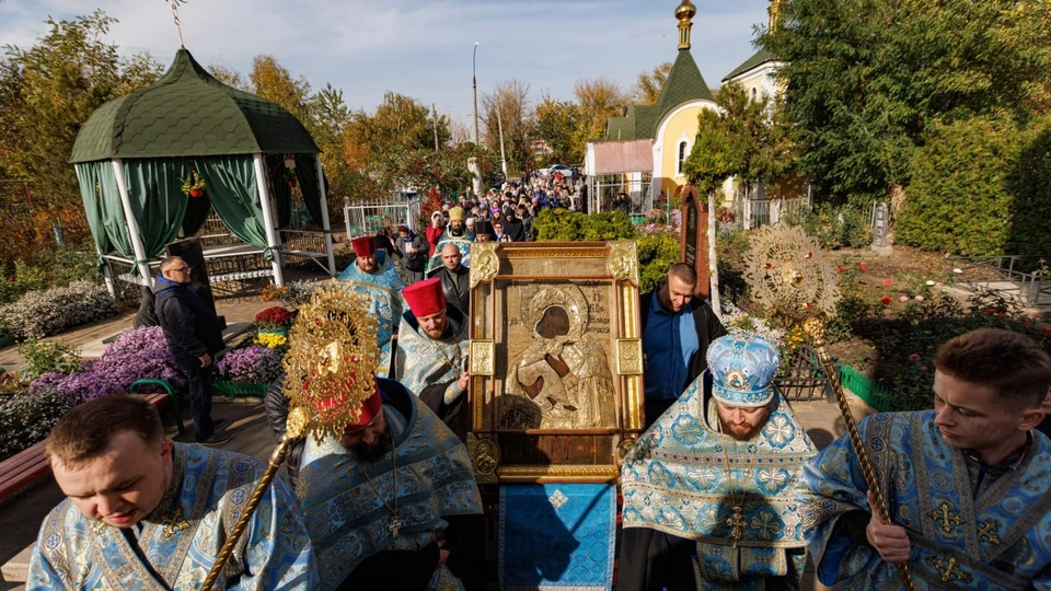 В Крестном ходе с иконой, который состоялся в Луганске, приняли участие сотни жителей ЛНР. ФОТО: Луганская епархия