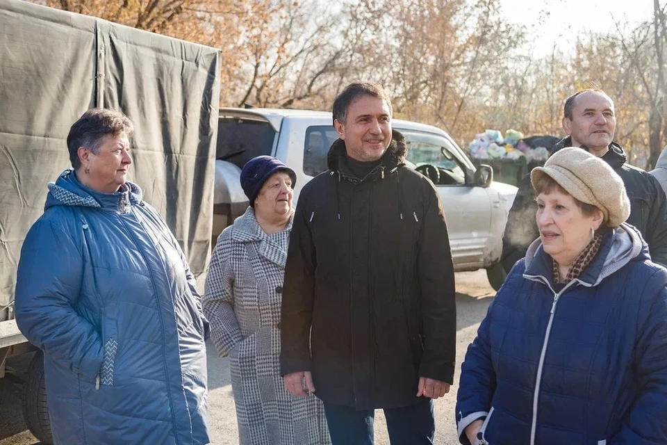 Депутат Дмитрий Асанцев принял благоустройство территории. Фото: Андрей ЗАРЖЕЦКИЙ