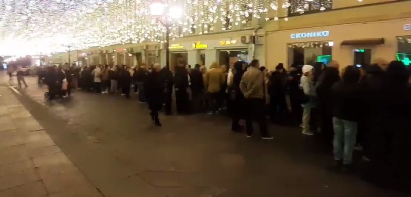 Граждане Молдовы в Москве с раннего утра заняли очередь к участкам для голосования. Фото: скриншот видео