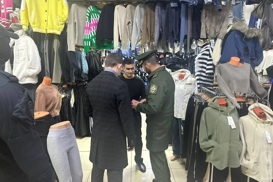 Проверяющие посетили места розничной и оптовой торговли в областном центре. Фото: ТГ-канал администрации Оренбургского района