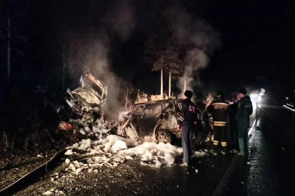 В результате аварии загорелись оба автомобиля. Фото: Госавтоинспекция Свердловской области.