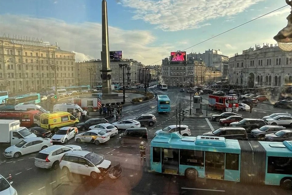 В аварию попали три машины и два автобуса. Фото: ДТП и ЧП | Санкт-Петербург