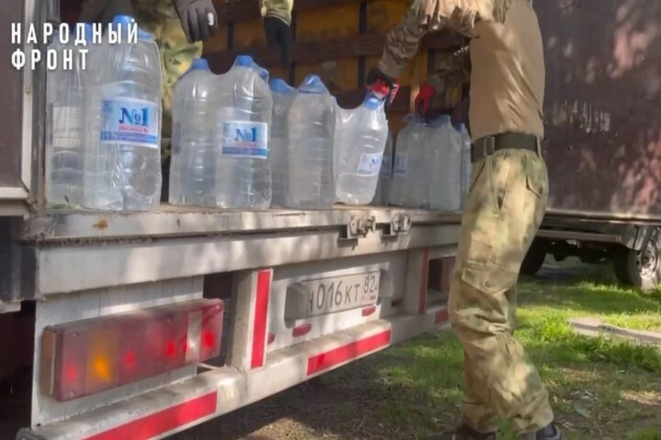 Семь тонн питьевой воды передали солдатам группировки "Днепр". Фото: Народный фронт Херсонской области