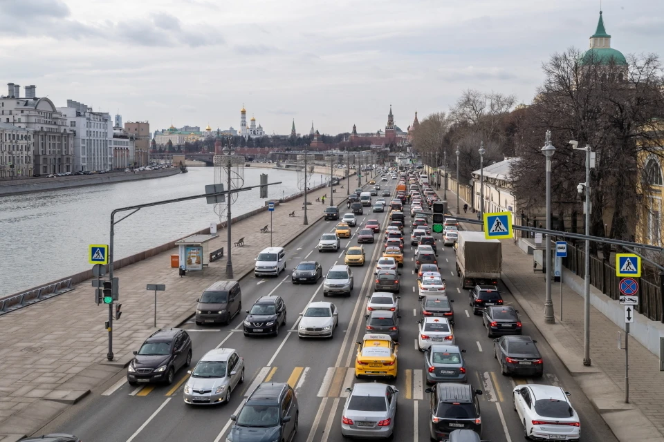 Москвичам порекомендовали пересесть с автомобилей на метро из-за дождя