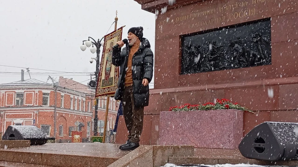 Певец Олег Газманов спел на площади Народного единства в Нижнем Новгороде.