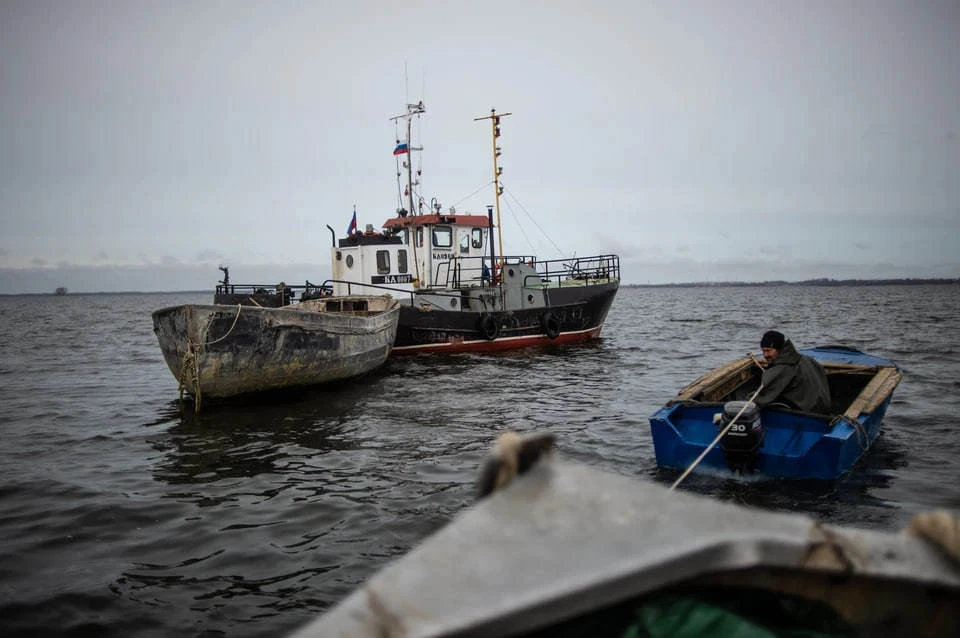 Рыболовное судно «Алиот» с 12 моряками на борту потеряло ход в Баренцевом море