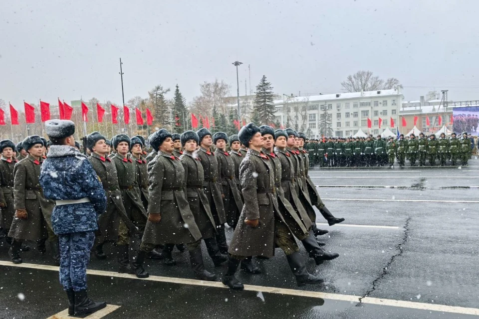 Парад Памяти олицетворяет связь времен и преемственность поколений. Фото: Дарья ДОЛИНИНА.