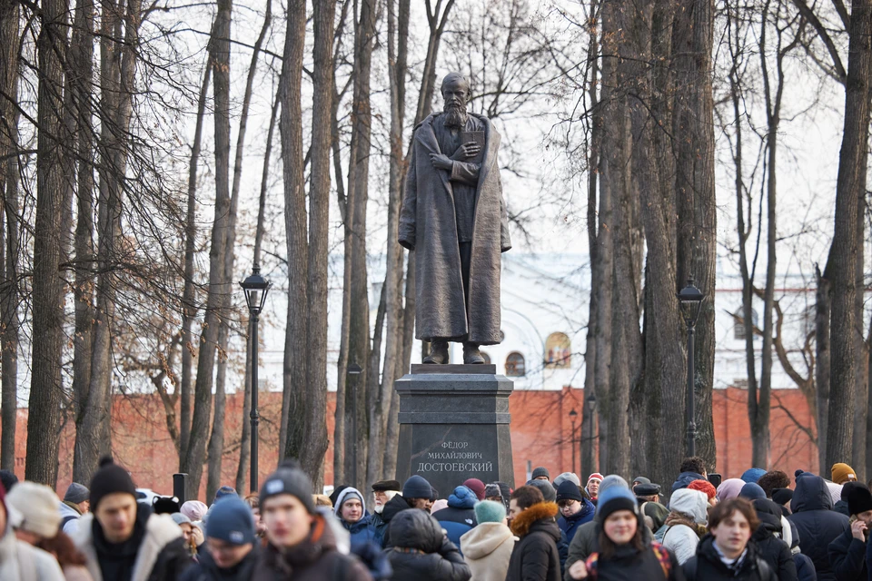 На открытии памятника было многолюдно.