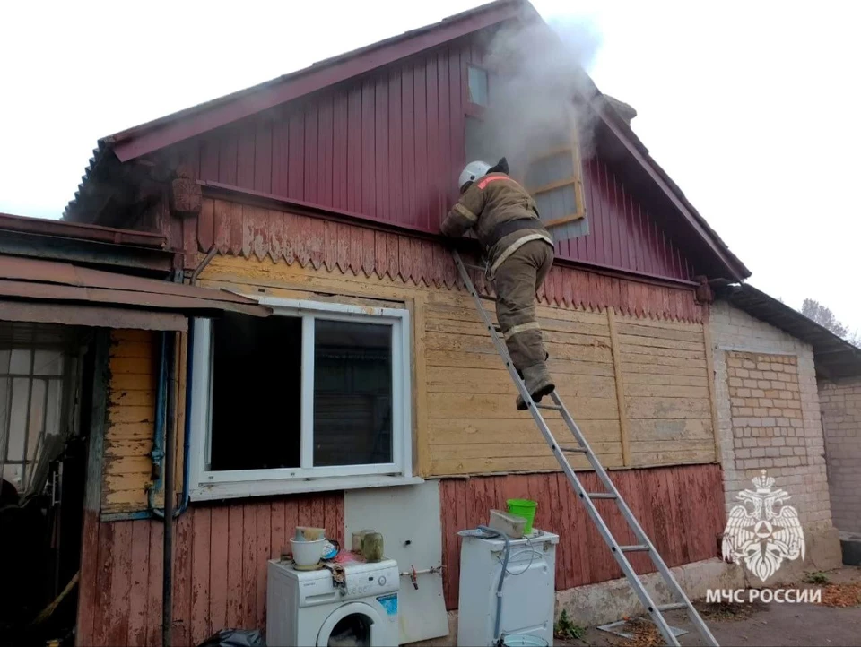 Погибших и пострадавших нет, пожарные не дали огню распространиться по всей площади дома.