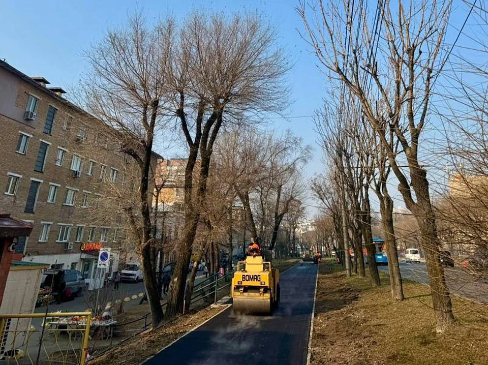 Дорожники вручную уложили 68 тонн асфальта. Фото: пресс-служба администрации Владивостока.