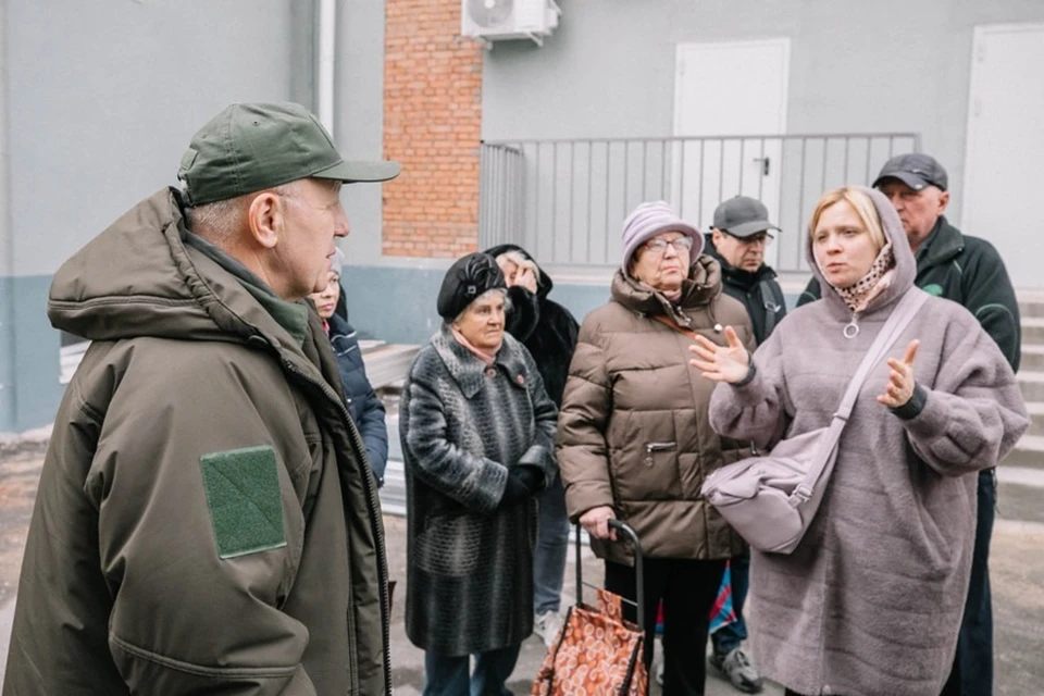 Моргун пообщался с жильцам многоквартирного дома по проспекту Ленина в Мариуполе. Фото: ТГ/Моргун