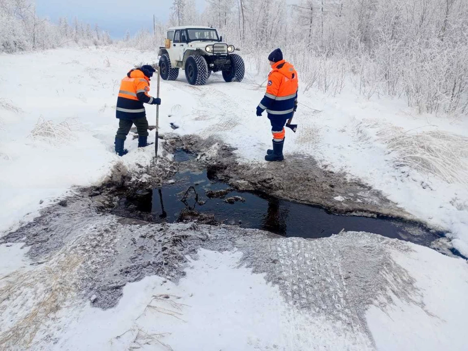 Специалисты подготавливают автозимники к эксплуатации. Фото: Минтранс Якутии