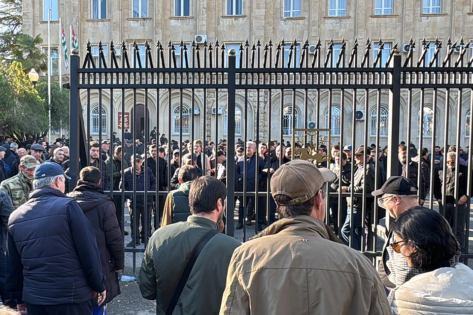 В Абхазии продолжается противостояние власти и оппозиции.