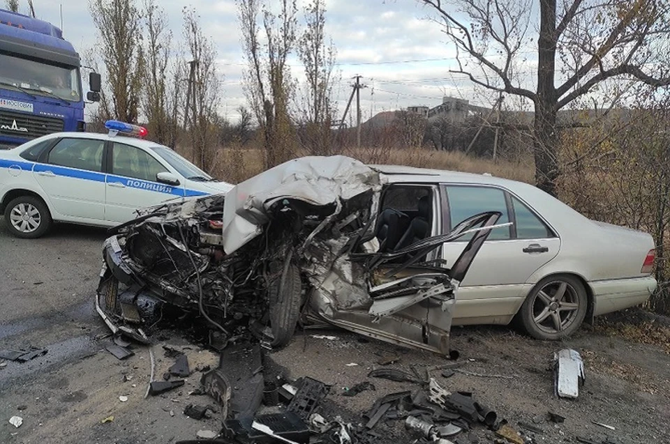 Водитель и пассажирка легкового автомобиля с травмами доставлены в больницу. Фото: МВД по ДНР