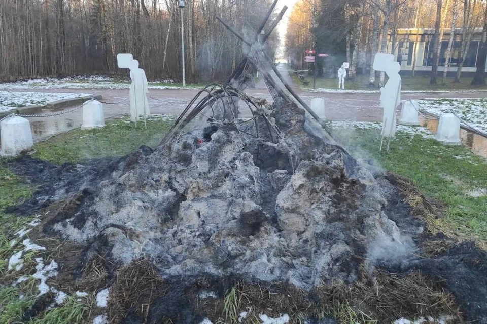 Макет шалаша Ленина восстановят на месте сгоревшего. Фото: пресс-служба прокуратуры Петербурга