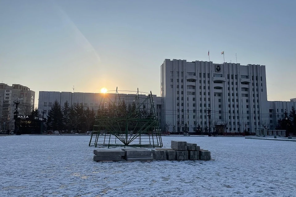 На площади Ленина в Хабаровске начали устанавливать каркас новогодней ели