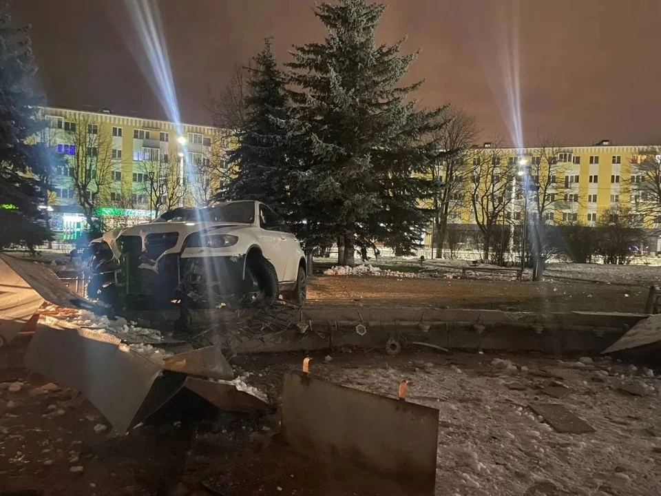 В Калуге лихач на «БМВ» врезался в фонтан на площади Победы и сбежал