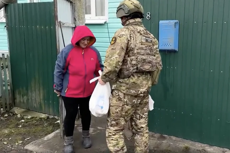 Военнослужащие отдельной гвардейской мотострелковой бригады группировки войск «Север» доставили в приграничные районы Курской области гуманитарную помощь