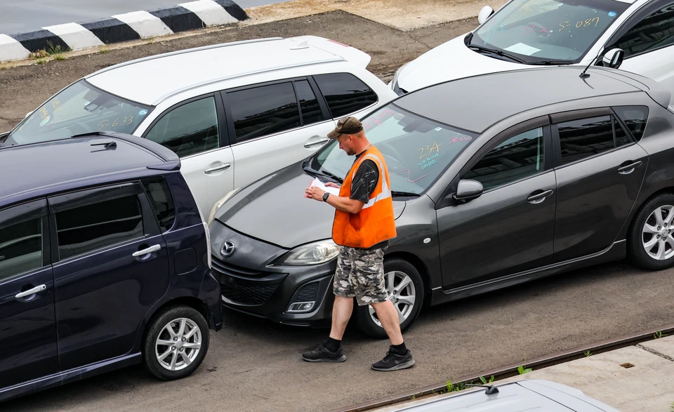 Владивосток. Доставленные японские и корейские автомобили у причала морского вокзала. Фото: Юрий Смитюк/ТАСС