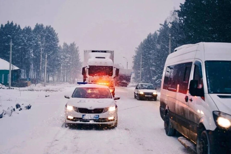 Движение большегрузов и автобусов ограничили в Слюдянском районе из-за непогоды. Фото: Госавтоинспекция Иркутской области.