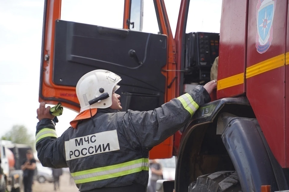 Пожар произошел на территории частного дома в Октябрьском районе Новосибирска.