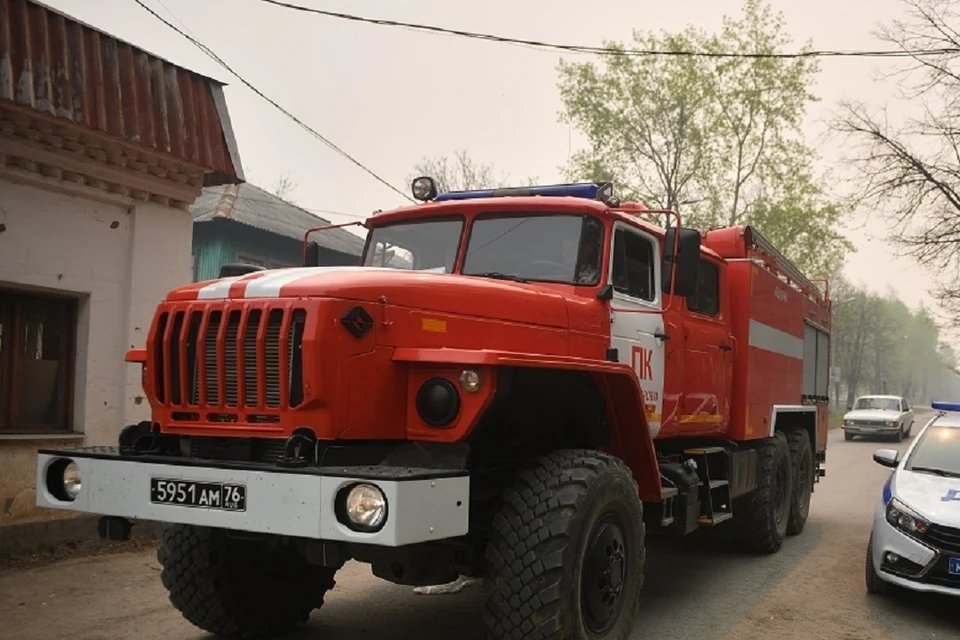 Тушение пожара на Автогенной в Новосибирске осложняют газовые баллоны.