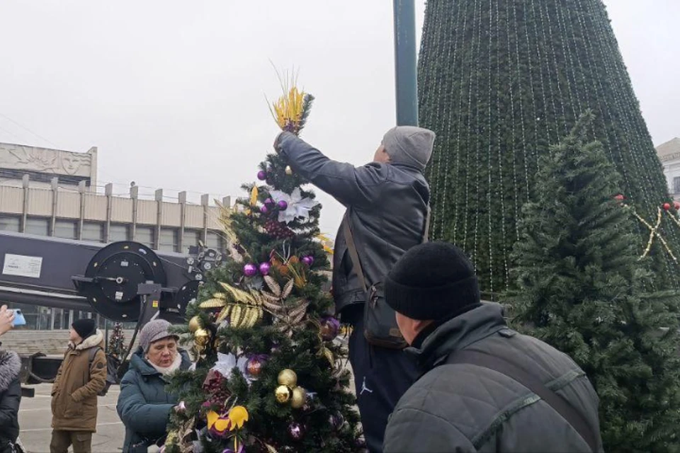 Возле главной новогодней елки в Луганске появилась праздничная ель, символизирующая Перевальский район. ФОТО: Администрация Перевальского района