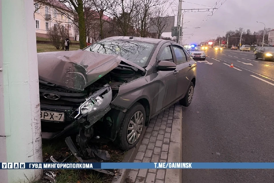 Водителю стало плохо за рулем в Минске, и легковушка врезалась в осветительную мачту. Фото: УГАИ ГУВД Мингорисполкома.