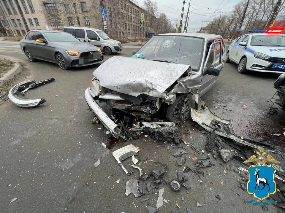 Пострадали водитель и два пассажира автомобиля ВАЗ 2114. Фото: ГУ МВД России по Самарской области.