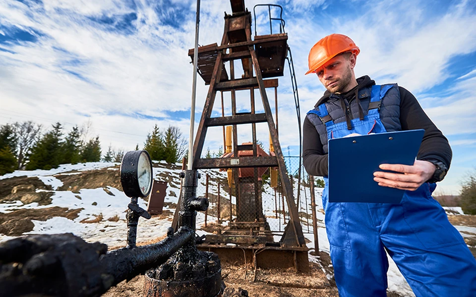 Фото: ru.freepik.com/free-photo/petroleum-engineer-inspecting-pump-jack-oil-field_27070111.htm#fromView=search&page=1&position=32&uuid=cb49bb00-3936-4950-bc64-6b539276d32f
