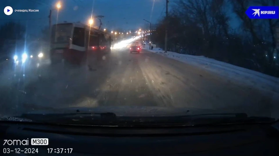 Появилось видео ДТП в Новосибирске, где столкнулись трамвай и иномарка. Фото: предоставлено КП-Новосибирск очевидцем Максимом