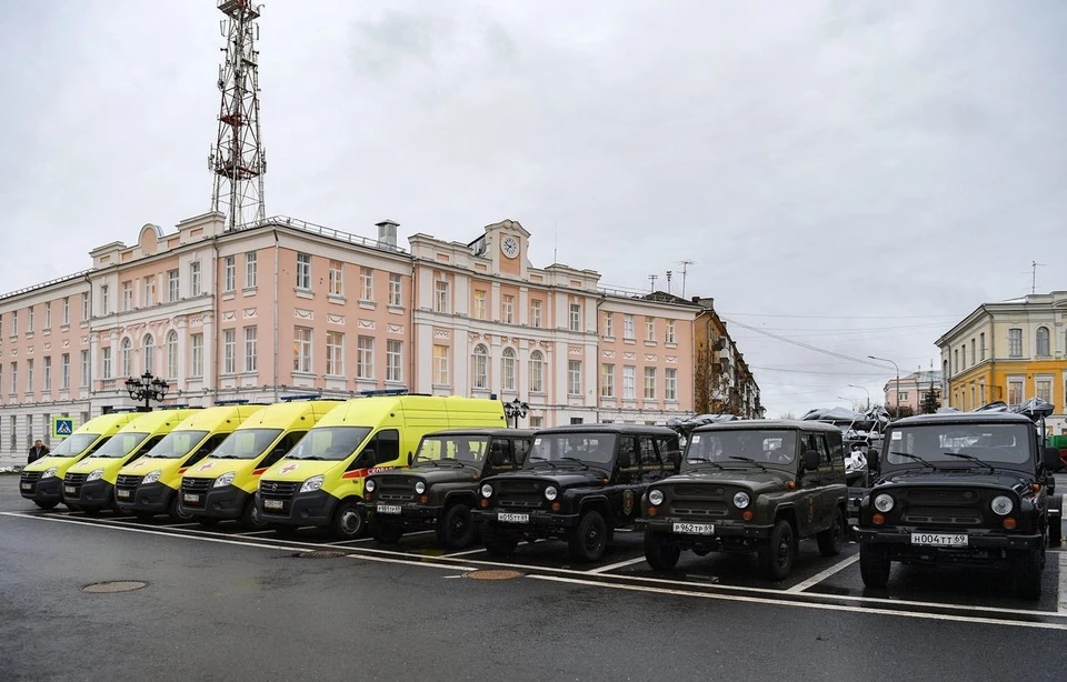 Новые машины выстроили на площади в центре Твери.