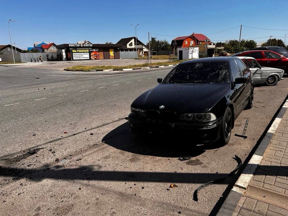 В городе повреждены четыре легковушки, фасад и остекление коммерческого объекта.