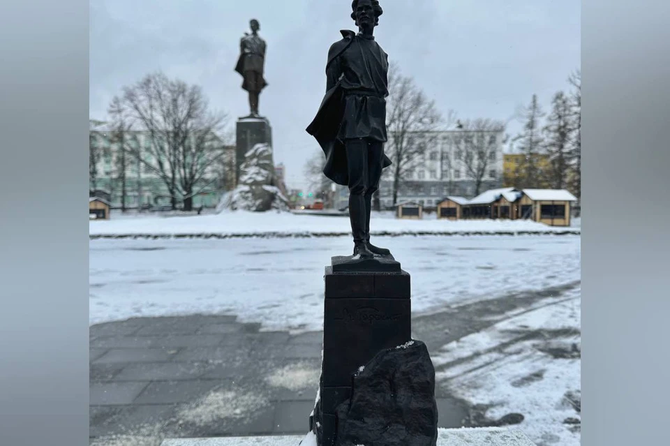 Вандалы сломали макет памятнику Горькому в Нижнем Новгороде. Фото: телеграм-канал Юрия Шалабаева.