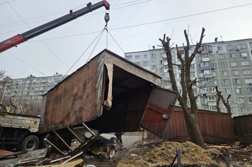 Старые, ржавые конструкции не только портили облик, но и мешали проезду. Фото: «СГТ».