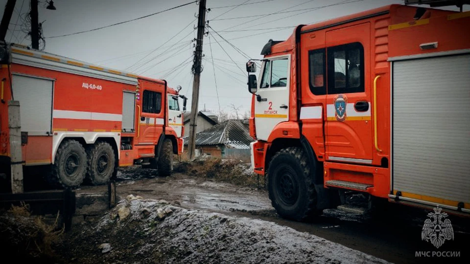 По прибытии пожарных расчетов огонь уже охватил большую часть крыши. ФОТО: МЧС ЛНР